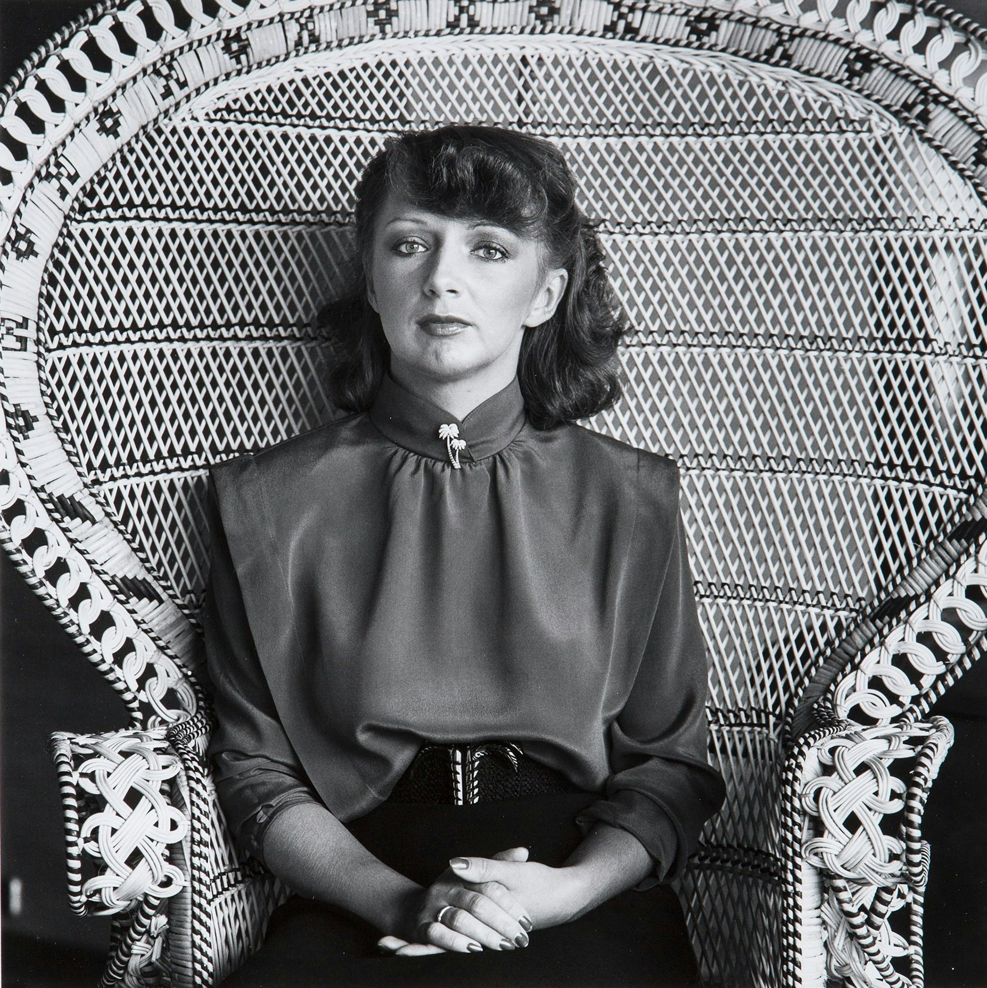 Eine Frau sitzt in einem großen Stuhl.