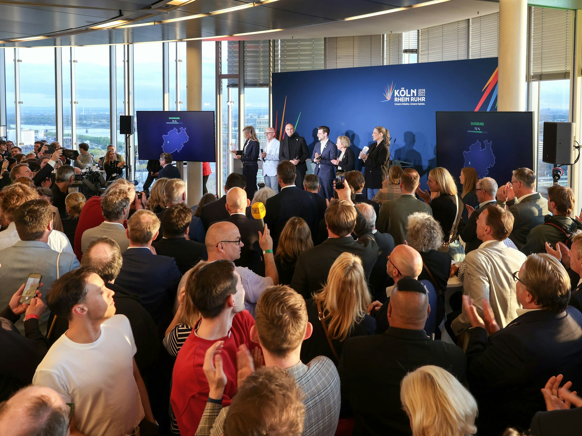 Die ersten Ergebnisse zu den Bürgerentscheiden kamen um kurz nach 19.30 Uhr. Dann begann das lange Warten auf Köln.