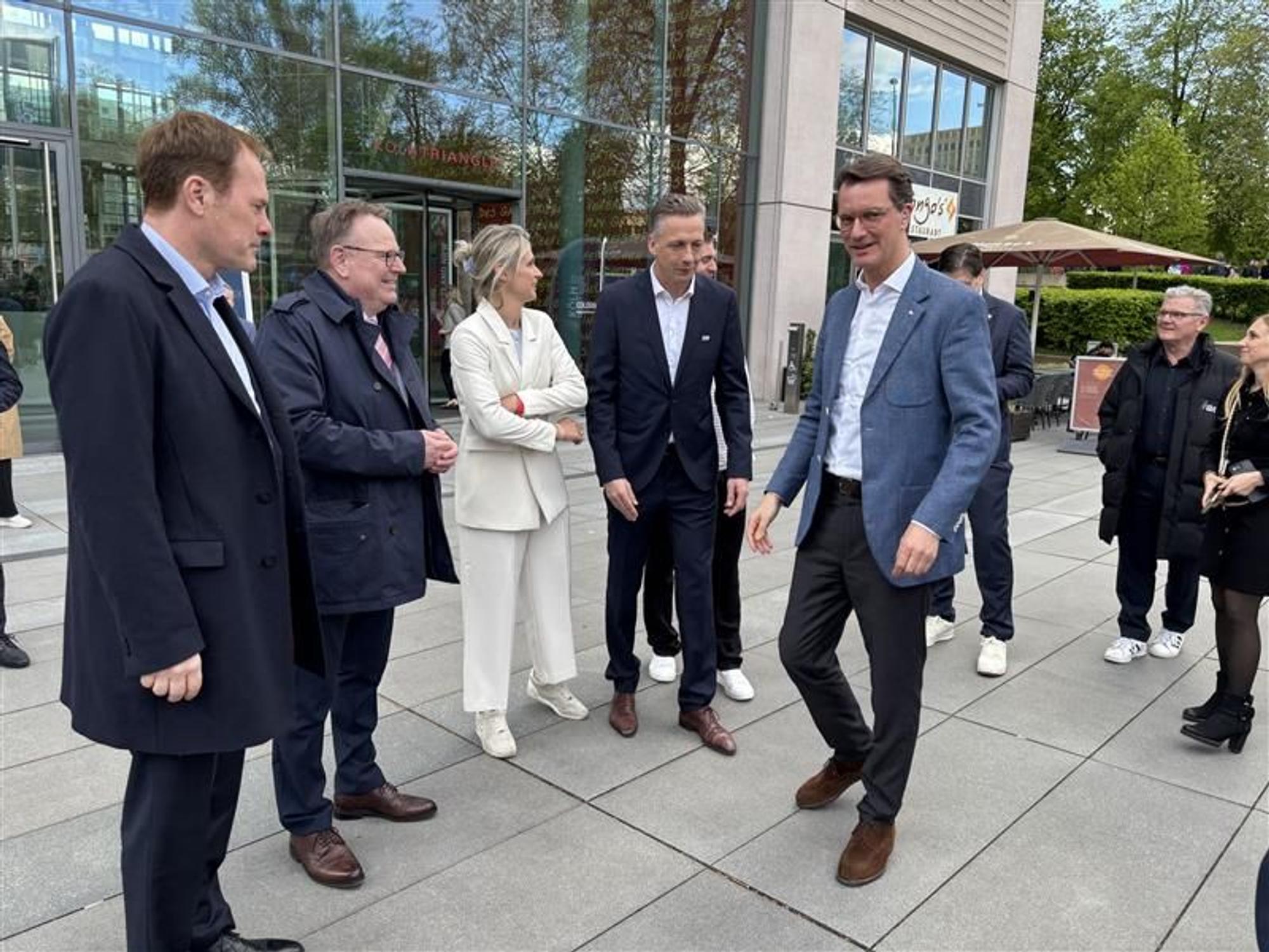 Ministerpräsident Hendrik Wüstist in Köln eingetroffen. Er wird unter anderem von (v.l.) Stephan Keller (OB Düsseldorf) und Torsten Burmester (OB Köln) begrüßt.