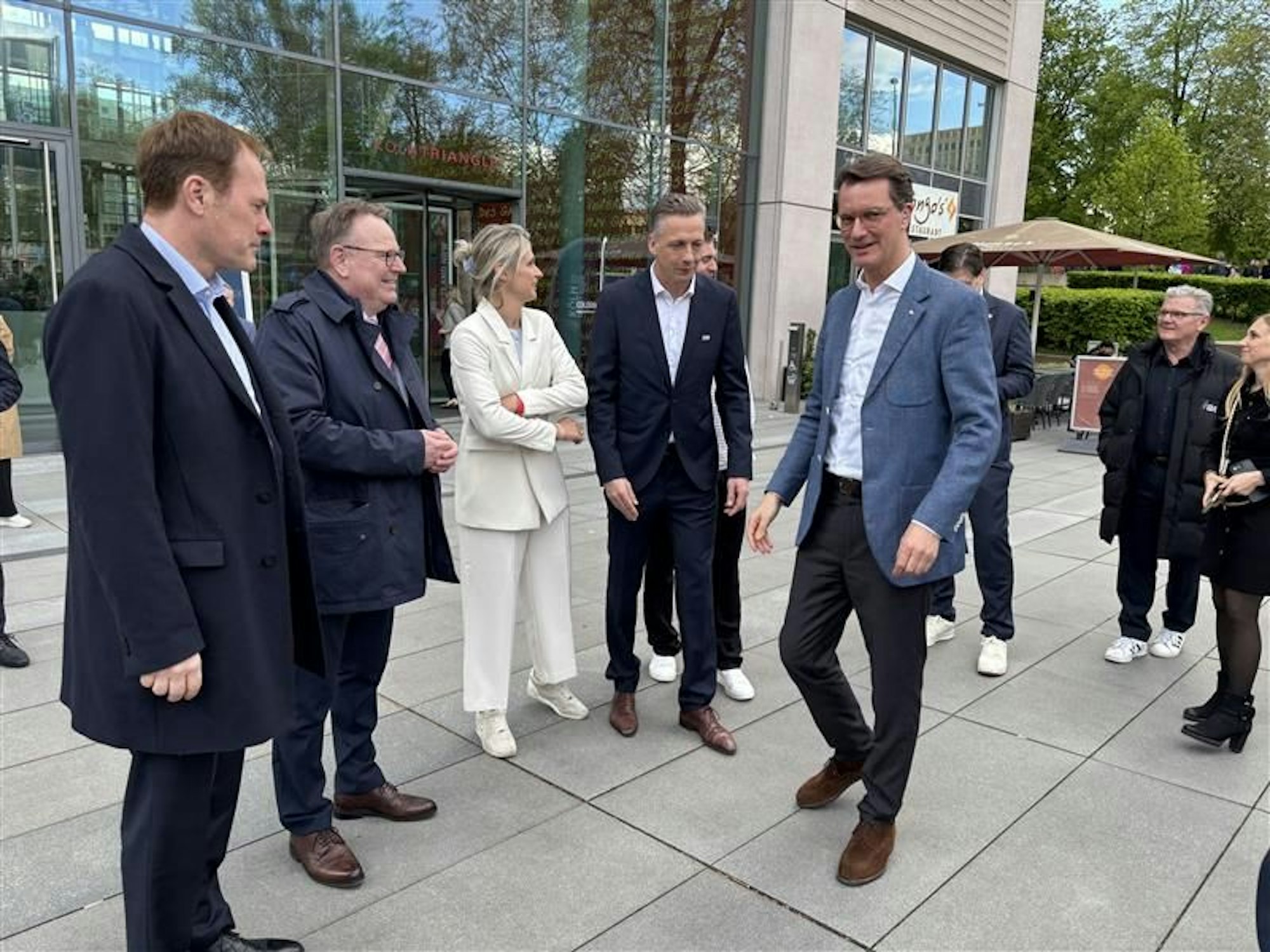 Ministerpräsident Hendrik Wüstist in Köln eingetroffen. Er wird unter anderem von (v.l.) Stephan Keller (OB Düsseldorf) und Torsten Burmester (OB Köln) begrüßt.