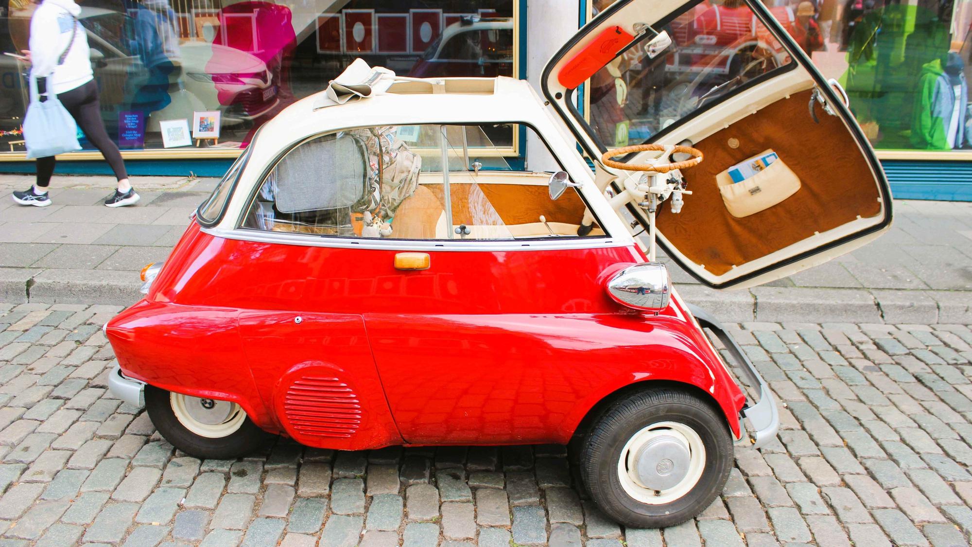 Ein roter BMW Isetta mit drei Rädern