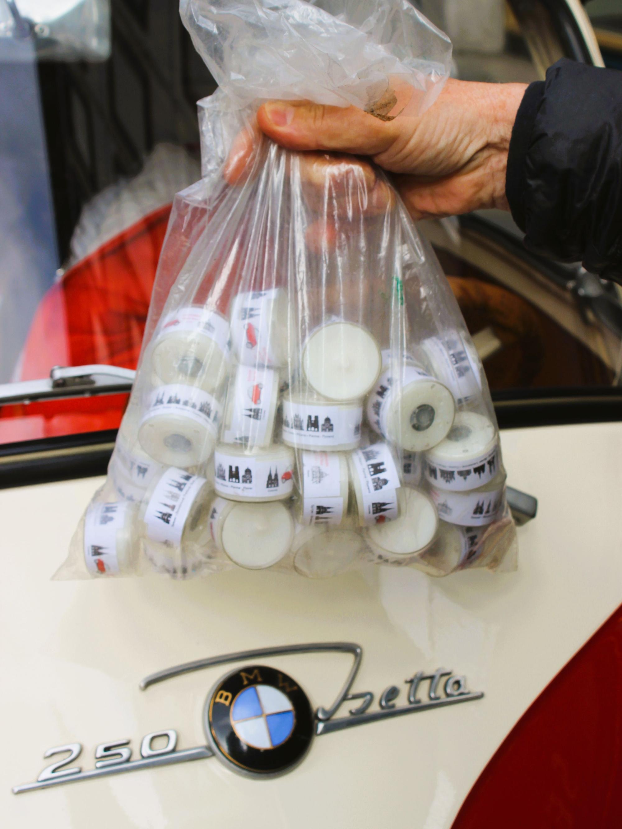 In mehr als zehn Domen wollen Karin Bernhart und Peter Schmidt selbst gestaltete Kerzen mit „Dom Tour“-Aufkleber anzünden.