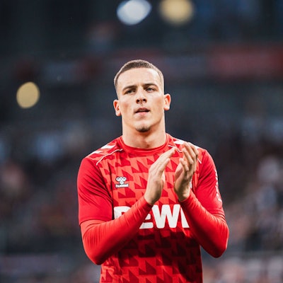 Kölns Said El Mala applaudiert den Fans.