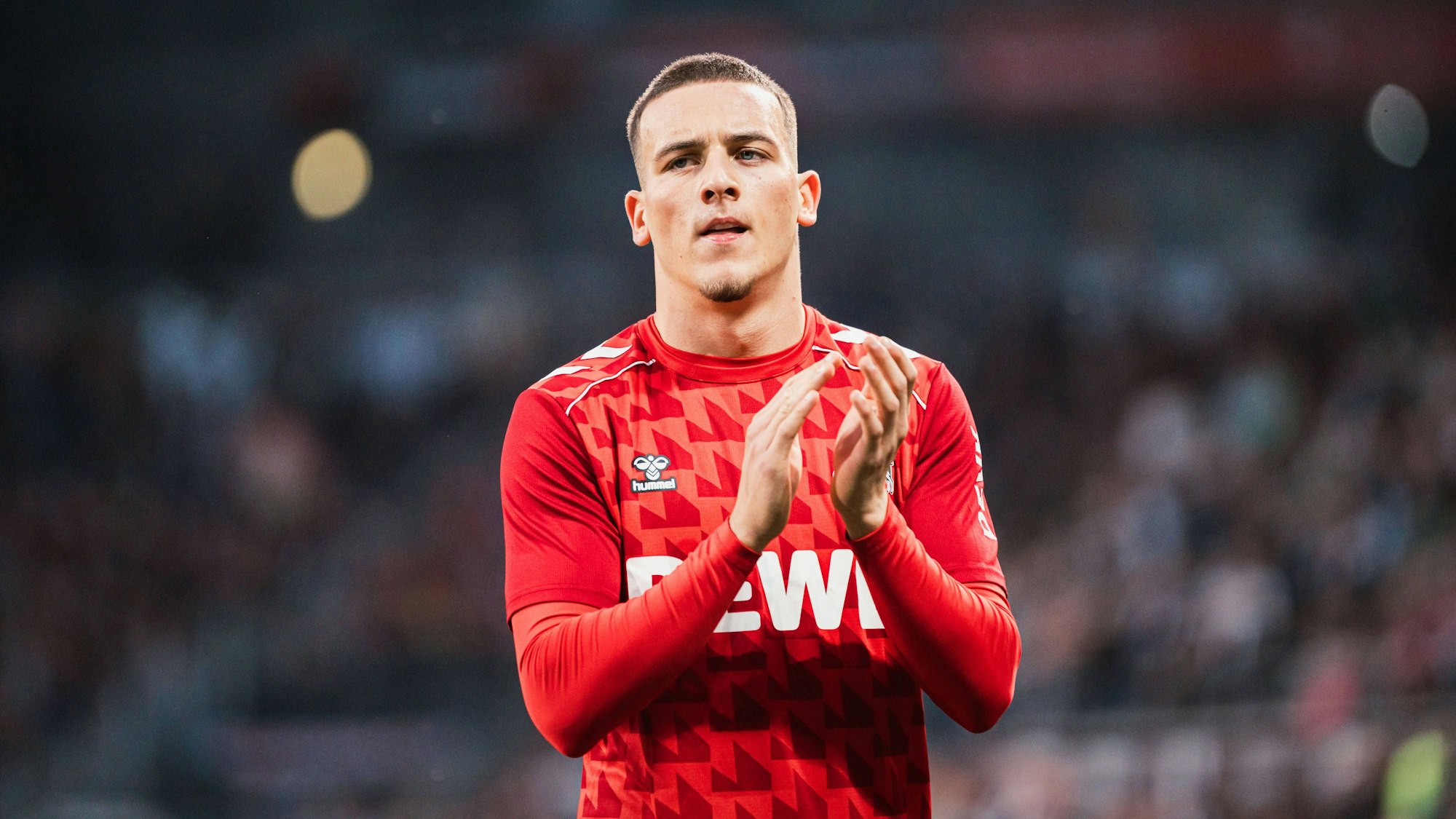 Kölns Said El Mala applaudiert den Fans.