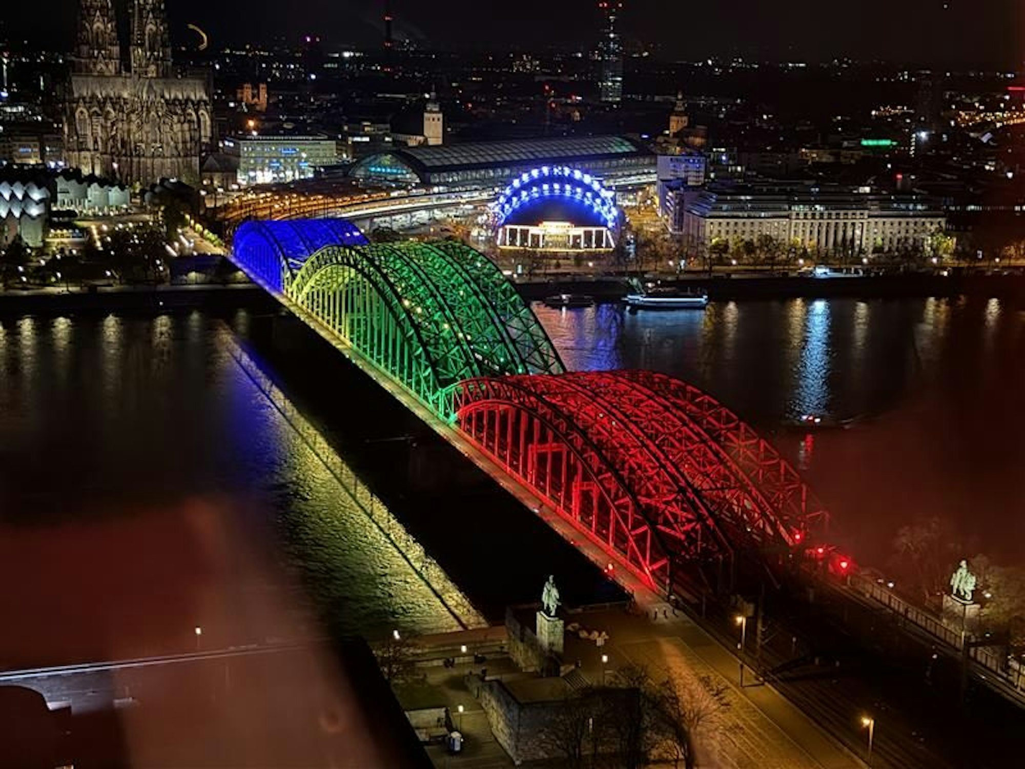 Die Hohenzollernbrücke erstrahlt in den Olympischen Farben.