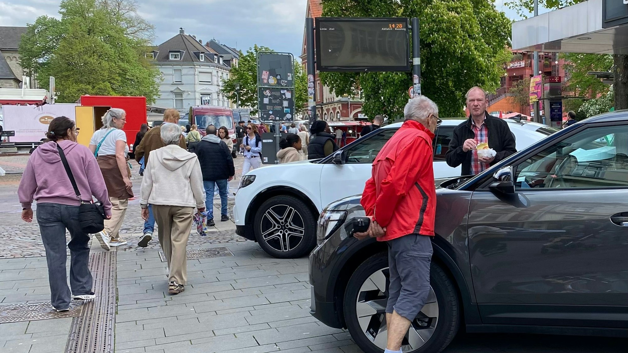 Das Foto zeigt Besucher beim Frühlingsmarkt in Bergisch Gladbach