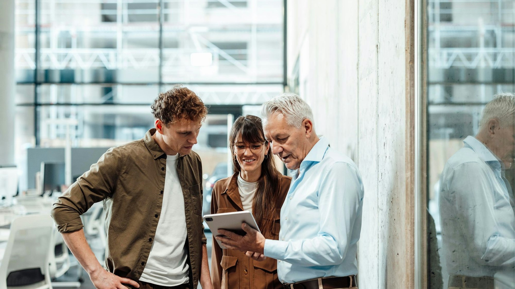 Ein Team unterhält sich gemeinsam in einem Büro