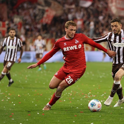 Fußball I Herren I Saison 2025/2026 I Bundesliga I 29. Spieltag I FC St. Pauli - 1. FC Köln I 17.04.2026 Sebastian Sebulonsen 28, 1. FC Köln & Mathias Pereira Lage 28, FC St. Pauli Hamburg Millerntor-Stadion Hamburg Deutschland *** Soccer I Men I Season 2025 2026 I Bundesliga I 29 Matchday I FC St Pauli 1 FC Köln I 17 04 2026 Sebastian Sebulonsen 28, 1 FC Köln Mathias Pereira Lage 28, FC St Pauli Hamburg Millerntor Stadion Hamburg Germany Copyright: xLobeca/VivianxPfaffx