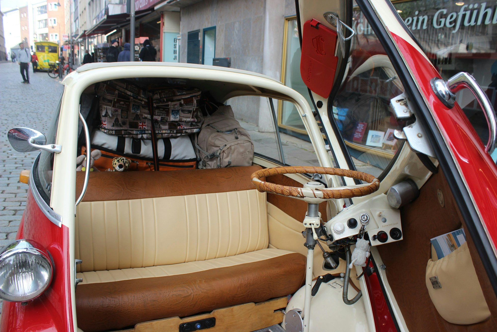 Die Hutablage ist vollgepackt, die Reise kann losgehen: Die BMW Isetta muss in den kommenden Wochen bis zu 5000 Kilometer abspulen.