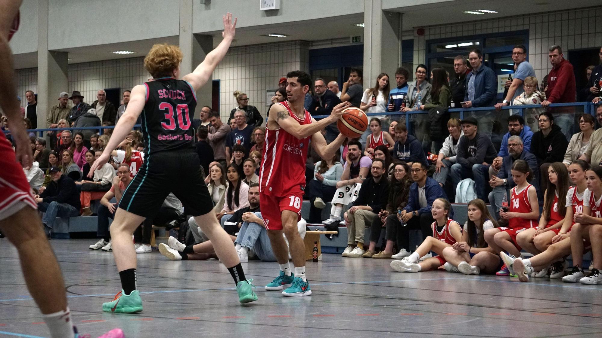 Nuno Fragueira hält den Ball in den Händen. Im Hintergrund die volle Tribüne in der Heinz-Gerlach-Halle.