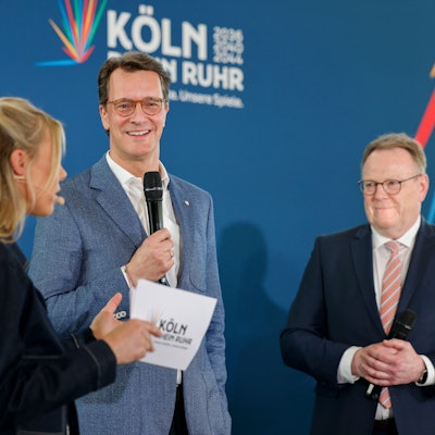 Ministerpräsident Hendrik Wüst (M) (CDU) steht mit dem Kölner Oberbürgermeister Torsten Burmester (SDP) im KölnTriangle Hochhaus zusammen.