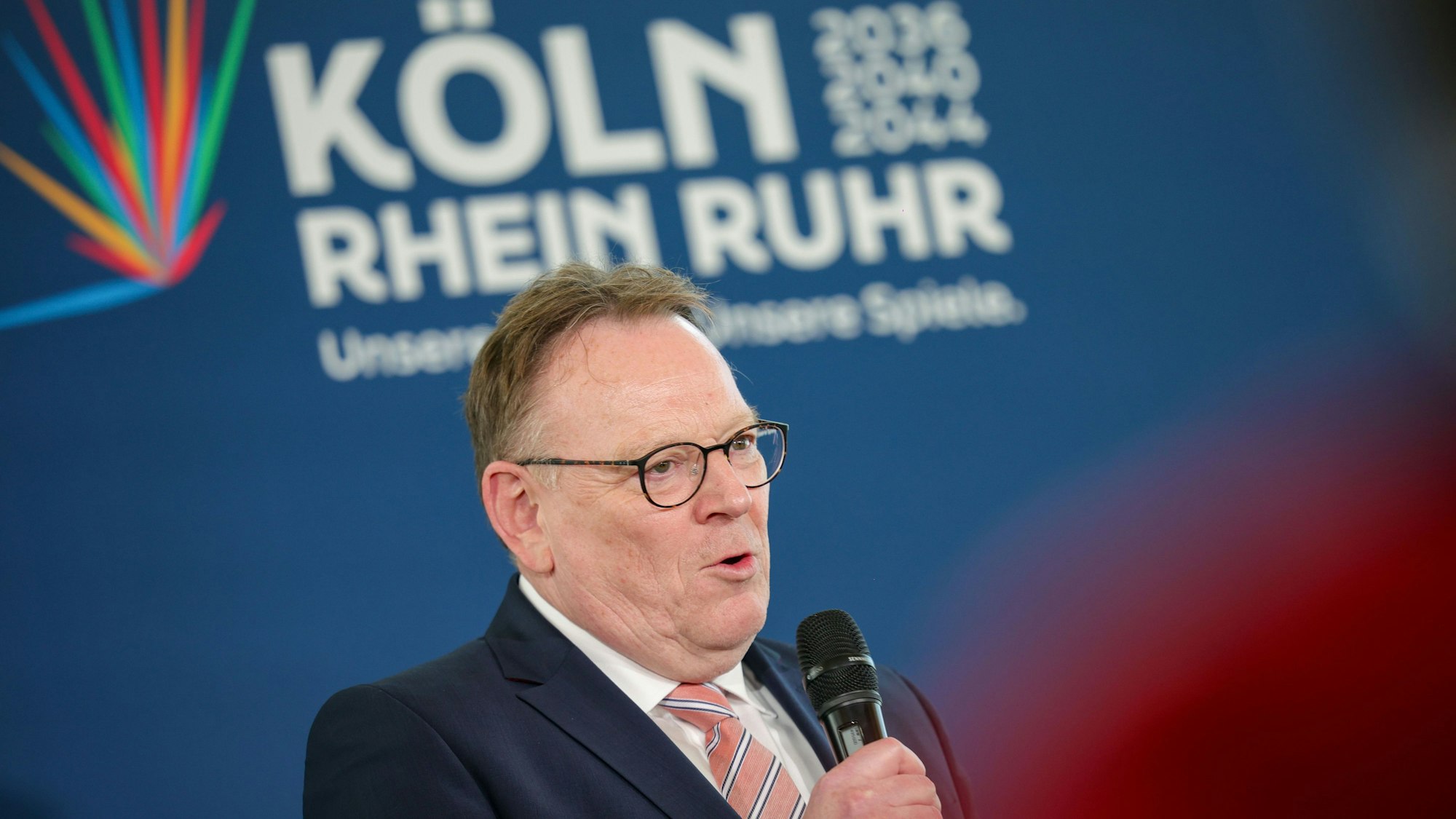 Torsten Burmester (SPD), Oberbürgermeister der Stadt Köln, spricht auf der Bühne am Wahlabend in Köln. (Archivbild)