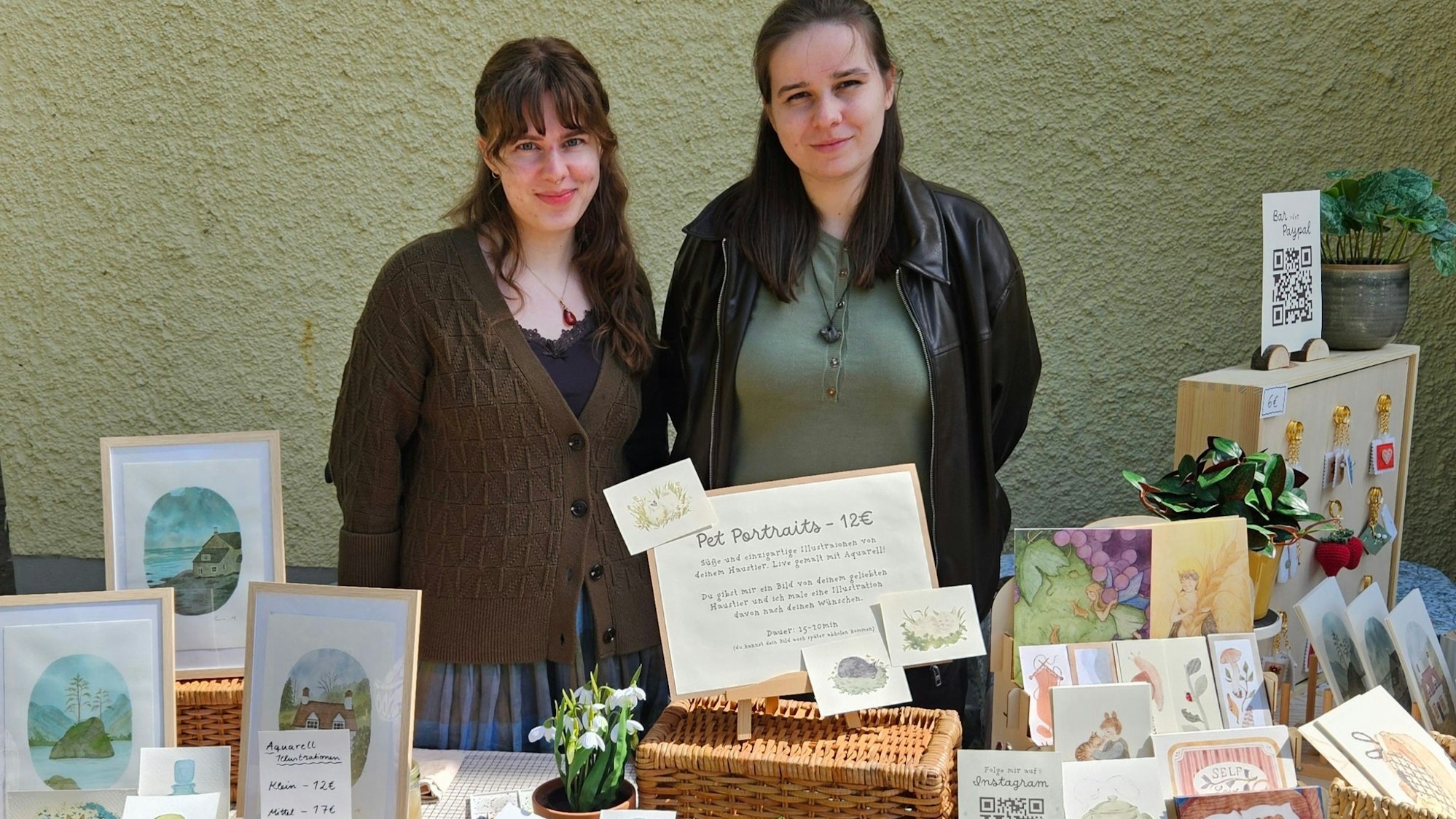 Zwei Frauen stehen hinter der Theke des Stands.