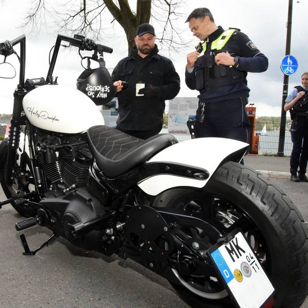 An der Bevertalsperre kamen Polizei und Biker am Sonntag zum Start der Saison auch ins Gespräch, unter anderem mit einer Harley-Davidson-Gruppe aus dem nahen Lüdenscheid.