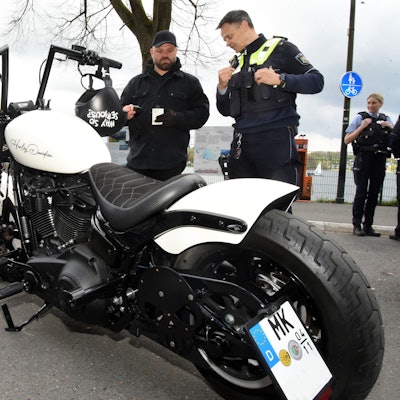An der Bevertalsperre kamen Polizei und Biker am Sonntag zum Start der Saison auch ins Gespräch, unter anderem mit einer Harley-Davidson-Gruppe aus dem nahen Lüdenscheid.