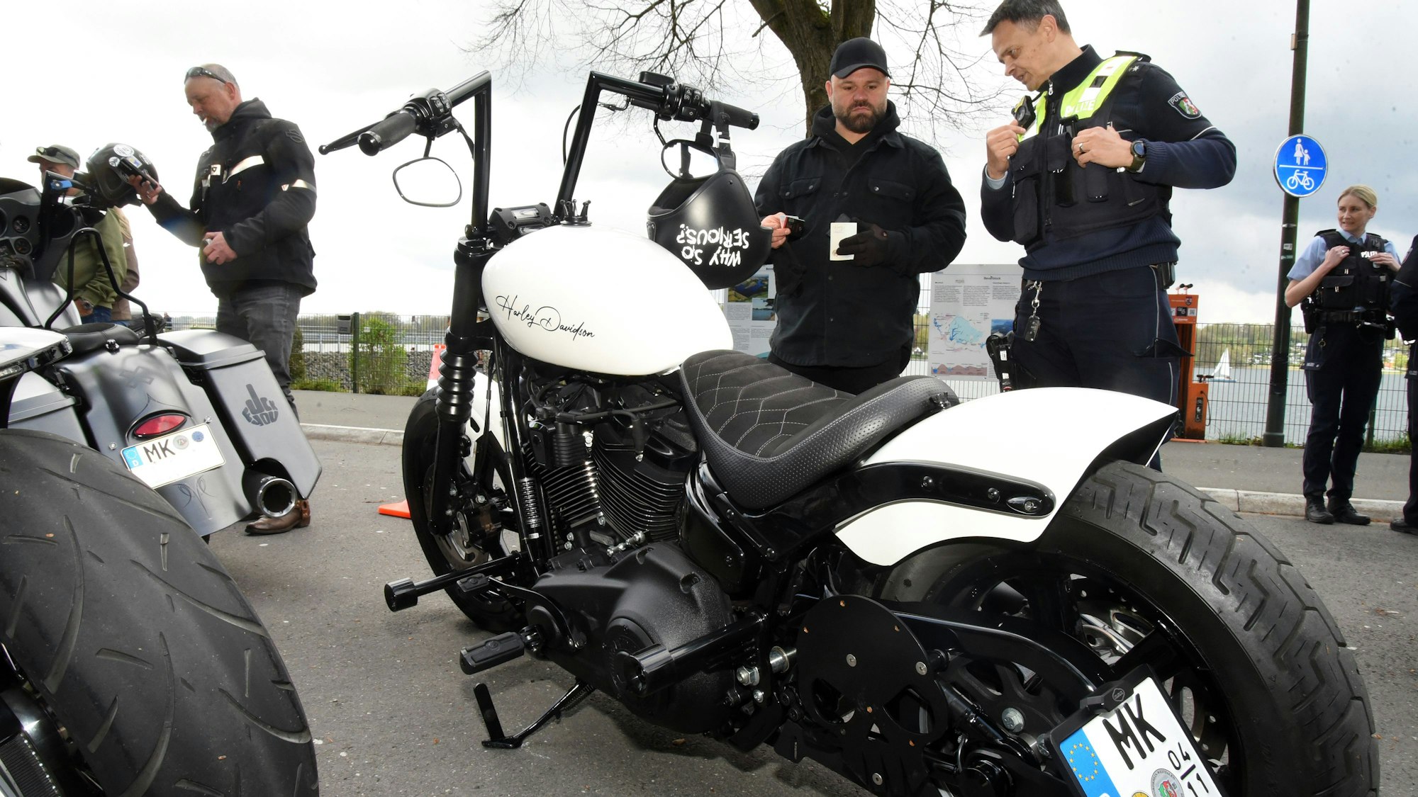 An der Bevertalsperre kamen Polizei und Biker am Sonntag zum Start der Saison auch ins Gespräch, unter anderem mit einer Harley-Davidson-Gruppe aus dem nahen Lüdenscheid.