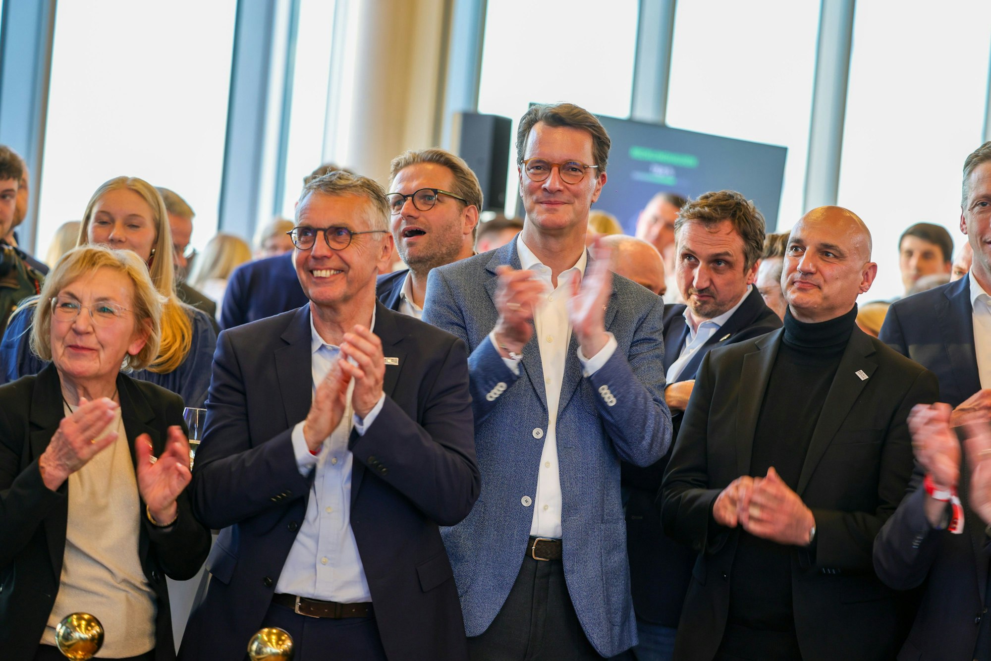 Hendrik Wüst klatscht nach Bekanntgabe der ersten Wahlergebnisse aus den Städten.
