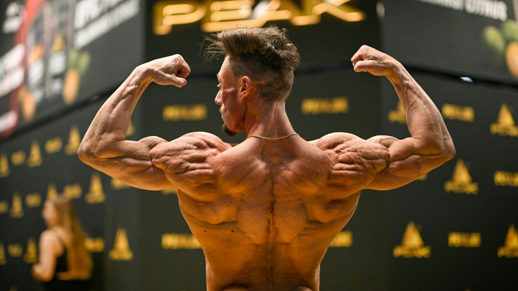Ein Bodybuilder zeigt seine Muskeln.