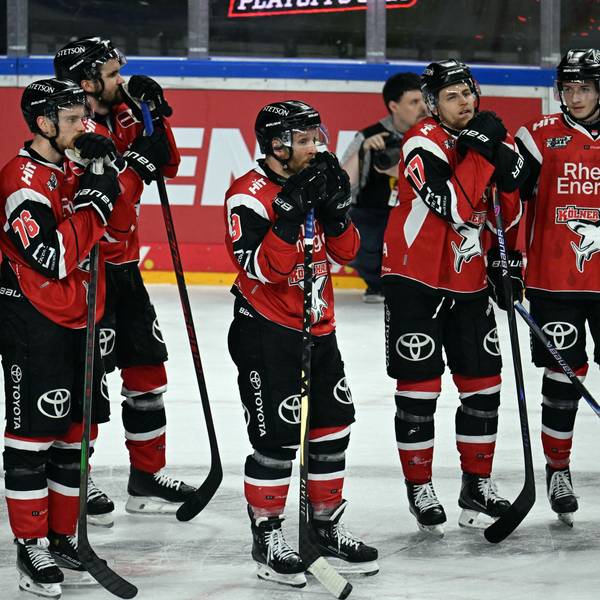 Die Spieler der Kölner Haie stehen nach dem Spiel auf dem Eis.
