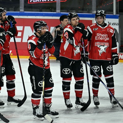Die Spieler der Kölner Haie stehen nach dem Spiel auf dem Eis.