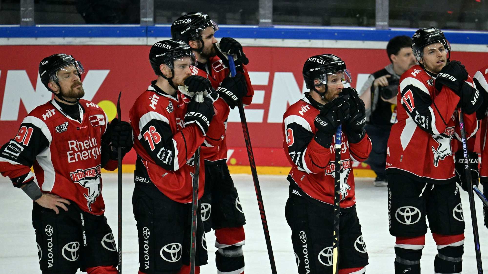 Die Spieler der Kölner Haie stehen nach dem Spiel auf dem Eis.
