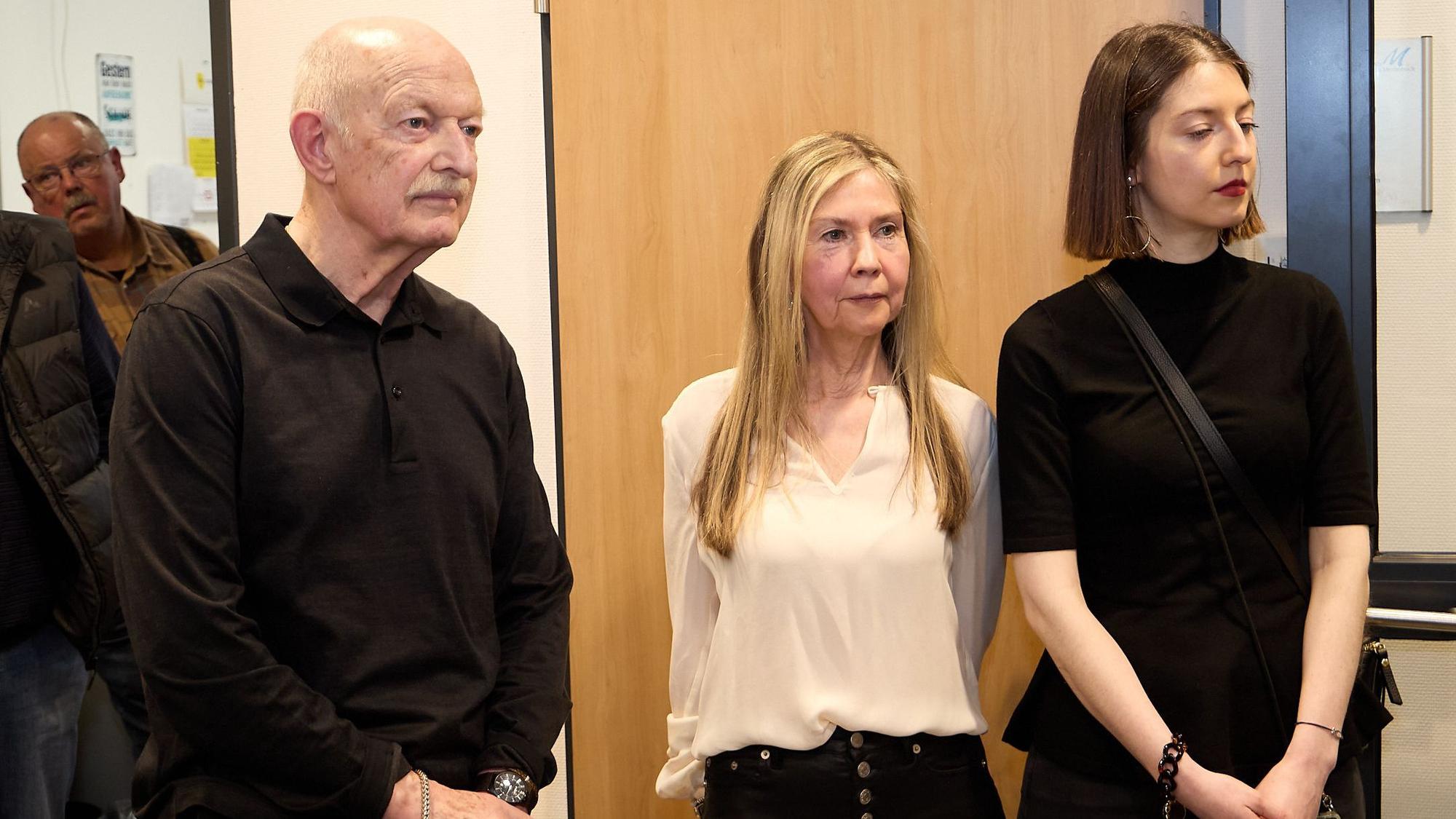 Tom Krey, seine Frau und seine Tochter stehen nebeneinander.