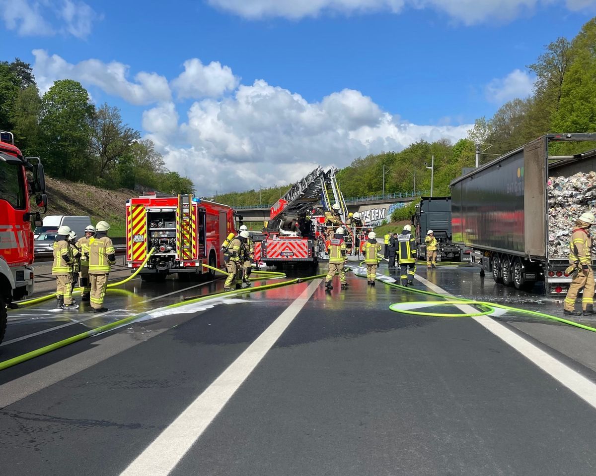 Brennender LKW auf der Autobahn 4 bei Bergisch Gladbach.