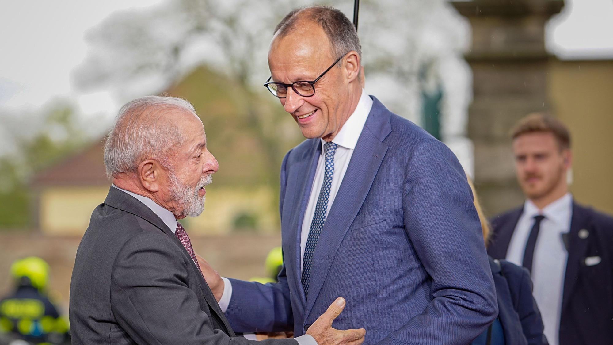 Bundeskanzler Friedrich Merz (r., CDU) begrüßt Brasiliens Präsident Lula da Silva zu den deutsch-brasilianischen Regierungskonsultationen auf Schloss Herrenhausen.