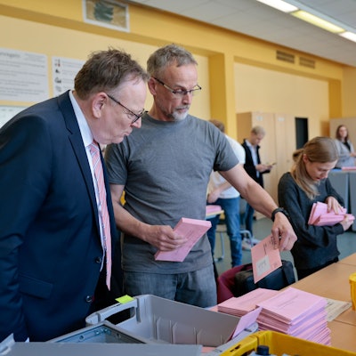 19.04.2026
Köln, NRW
Ratsbürgerentscheid Olympia KölnRheinRuhr
Oberbürgermeister Torsten Burmester besucht das Auszählzentrum und läßt sich von einem Abstimmungshelfer die amtliche Abstimmungsunterlagen der Stadt Köln für die Briefwahl des jeweiligen Bezirks zeigen.