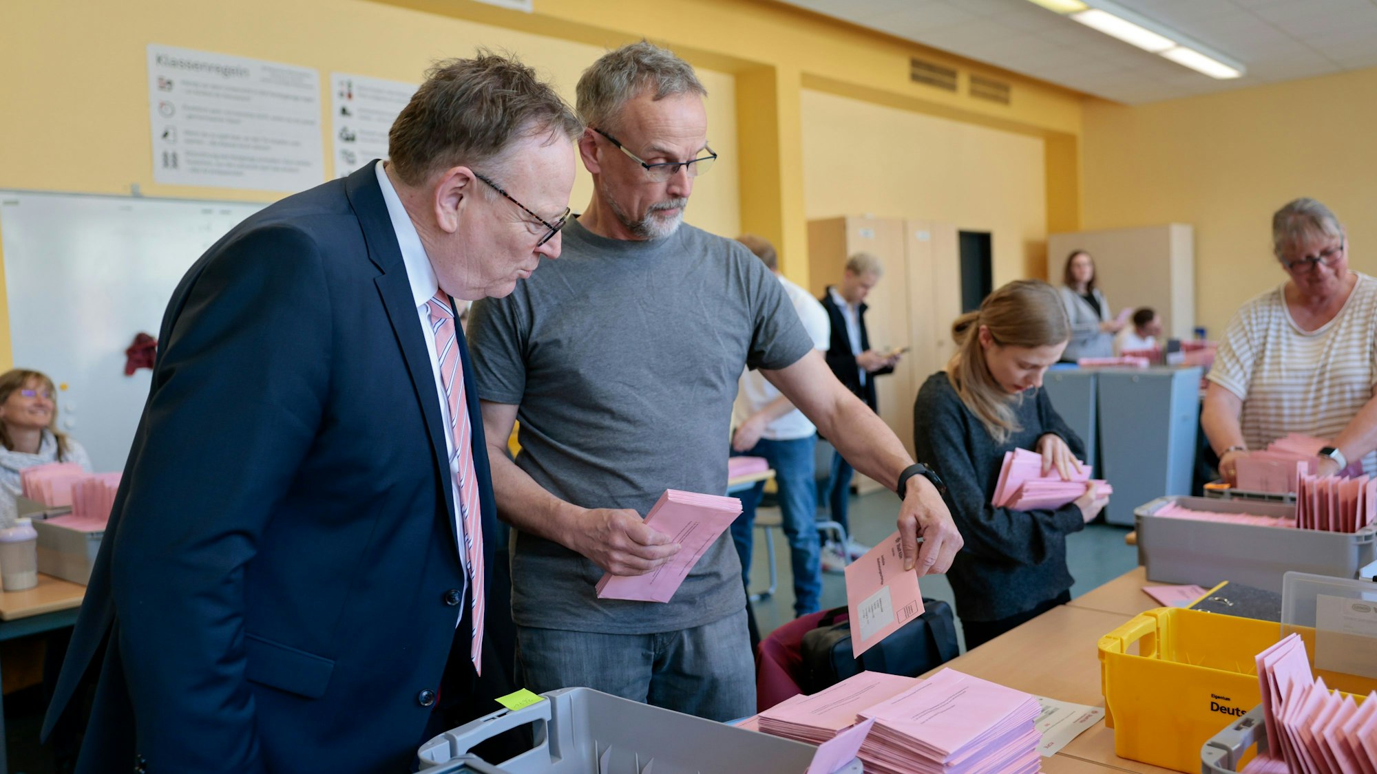 Oberbürgermeister Torsten Burmester besucht das Auszählzentrum.