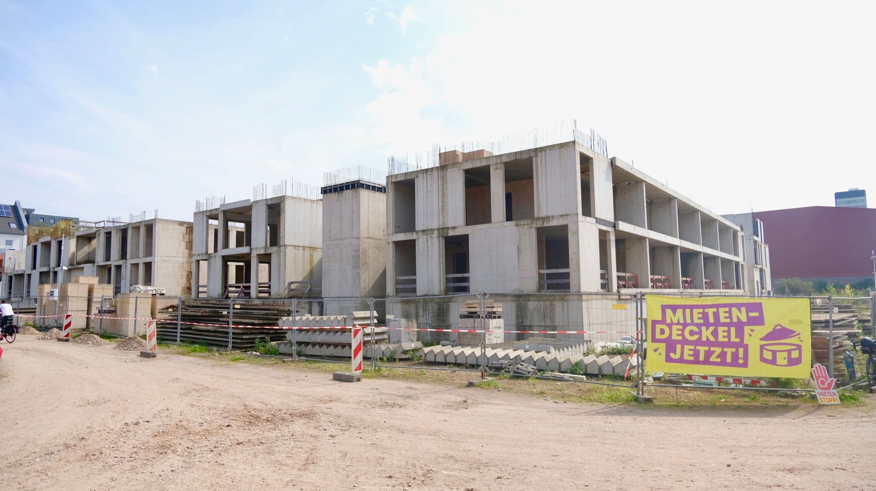 Mehrere Betonskelette stehen nebeneinander.