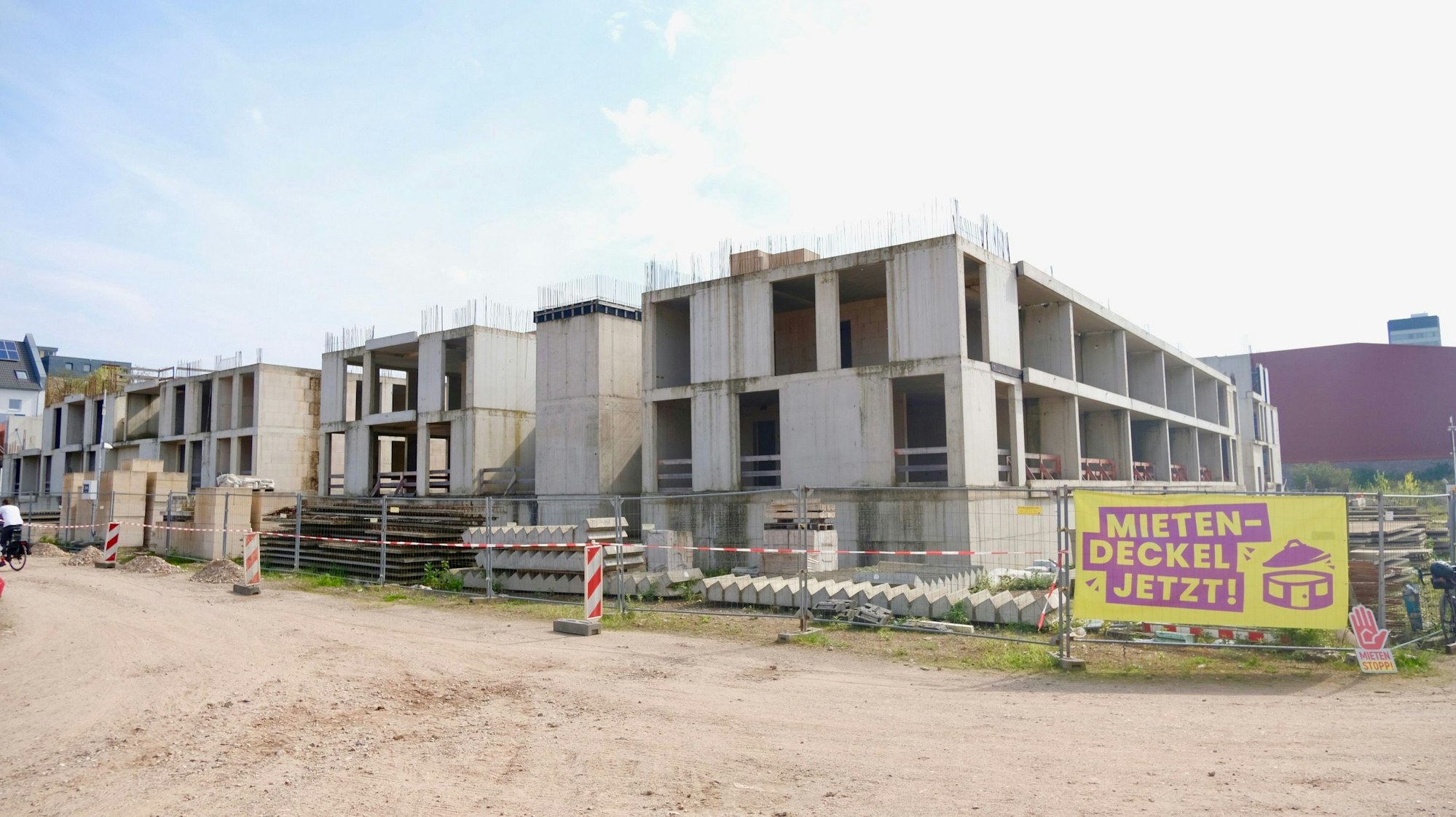 Mehrere Betonskelette stehen nebeneinander.