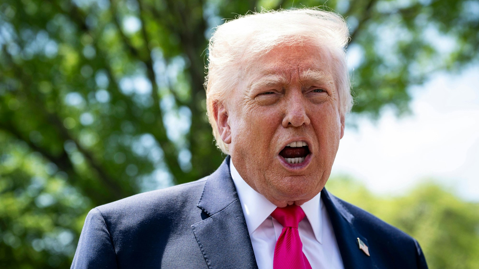 US-Präsident Donald Trump im Gespräch mit Reportern vor dem Weißen Haus. (Archivbild)