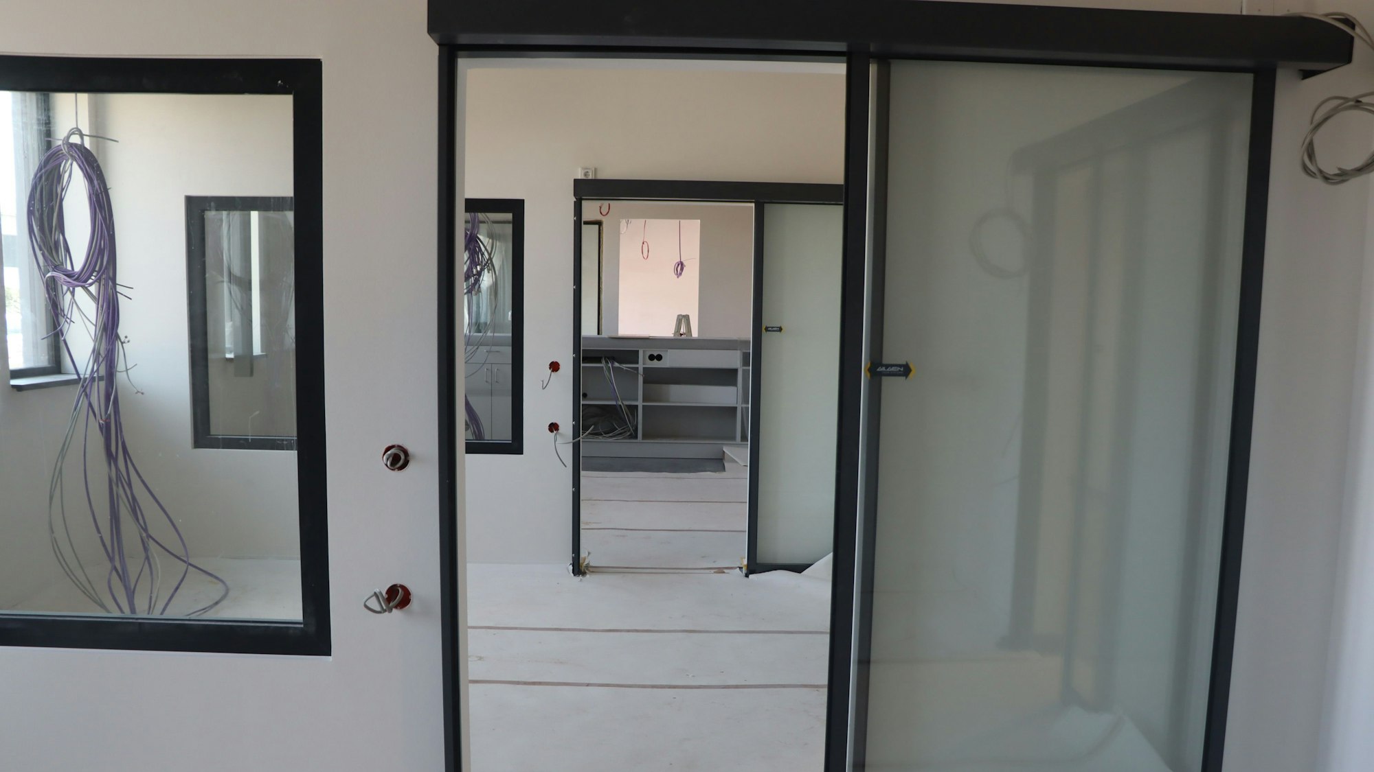 Blick vom Wachleiter in die Wache - bis vorne zur Empfangstheke.