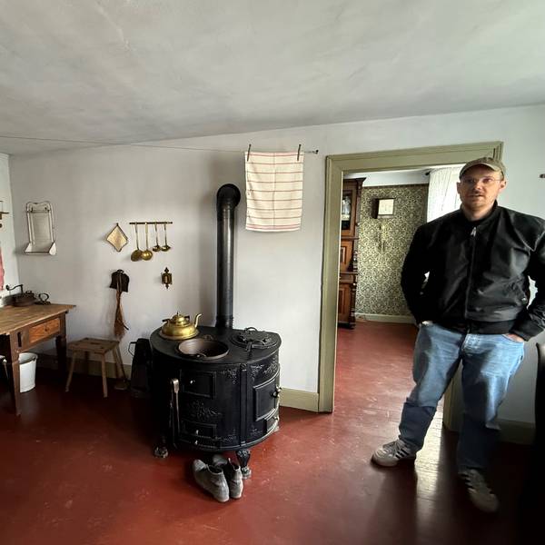 In der Küche, die nach Vorlagen aus alten Fotos eingerichtet wurde, erklärte Martin Schinken die besondere Bedeutung des Hauses.