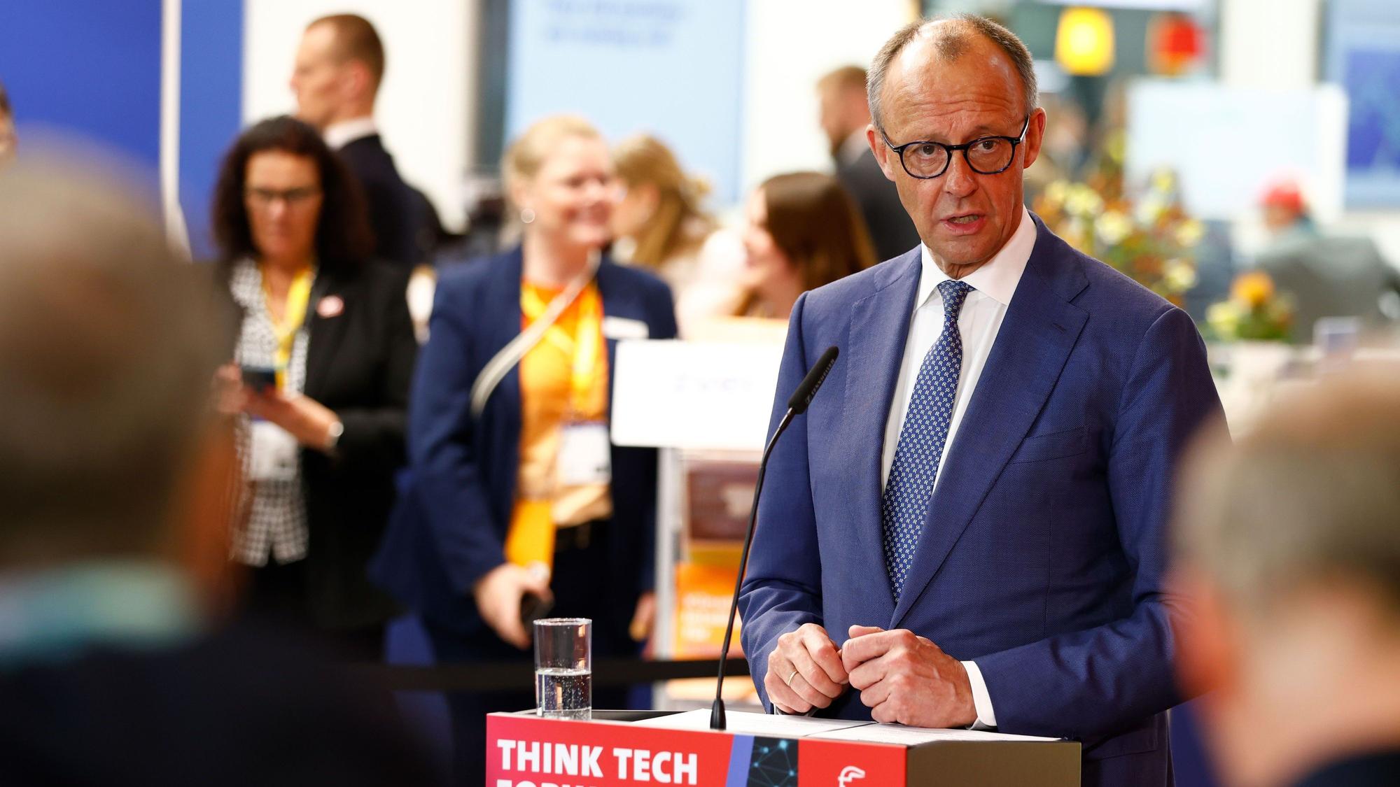 Bundeskanzler Friedrich Merz (CDU) gibt nach dem Eröffnungsrundgang der Hannover Messe ein Abschlussstatement ab. Brasilien ist in diesem Jahr Partnerland der Hannover Messe.