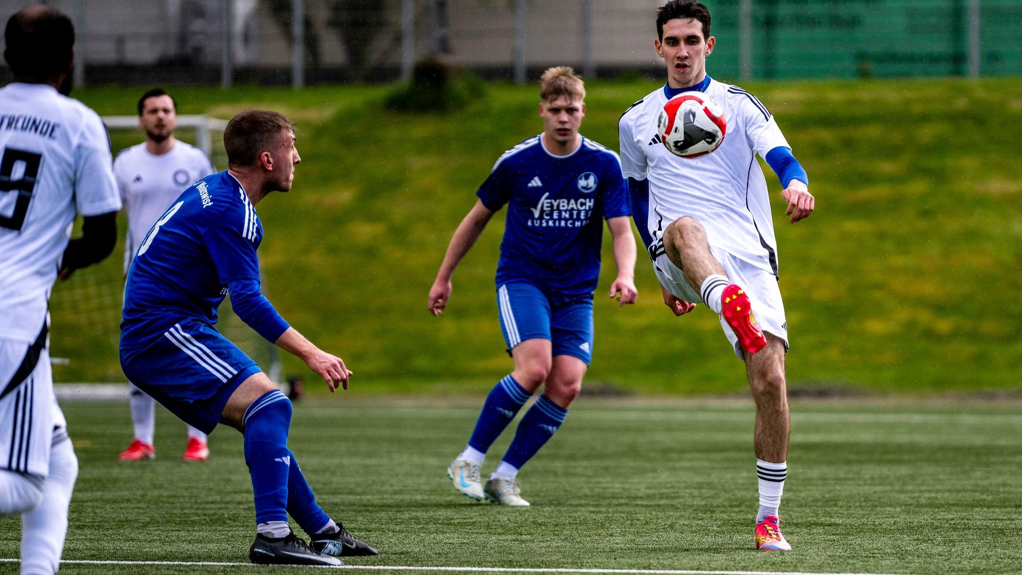 Das Bild zeigt den Offensivspieler der Sportfreunde DHO, wie er den Ball annimmt.