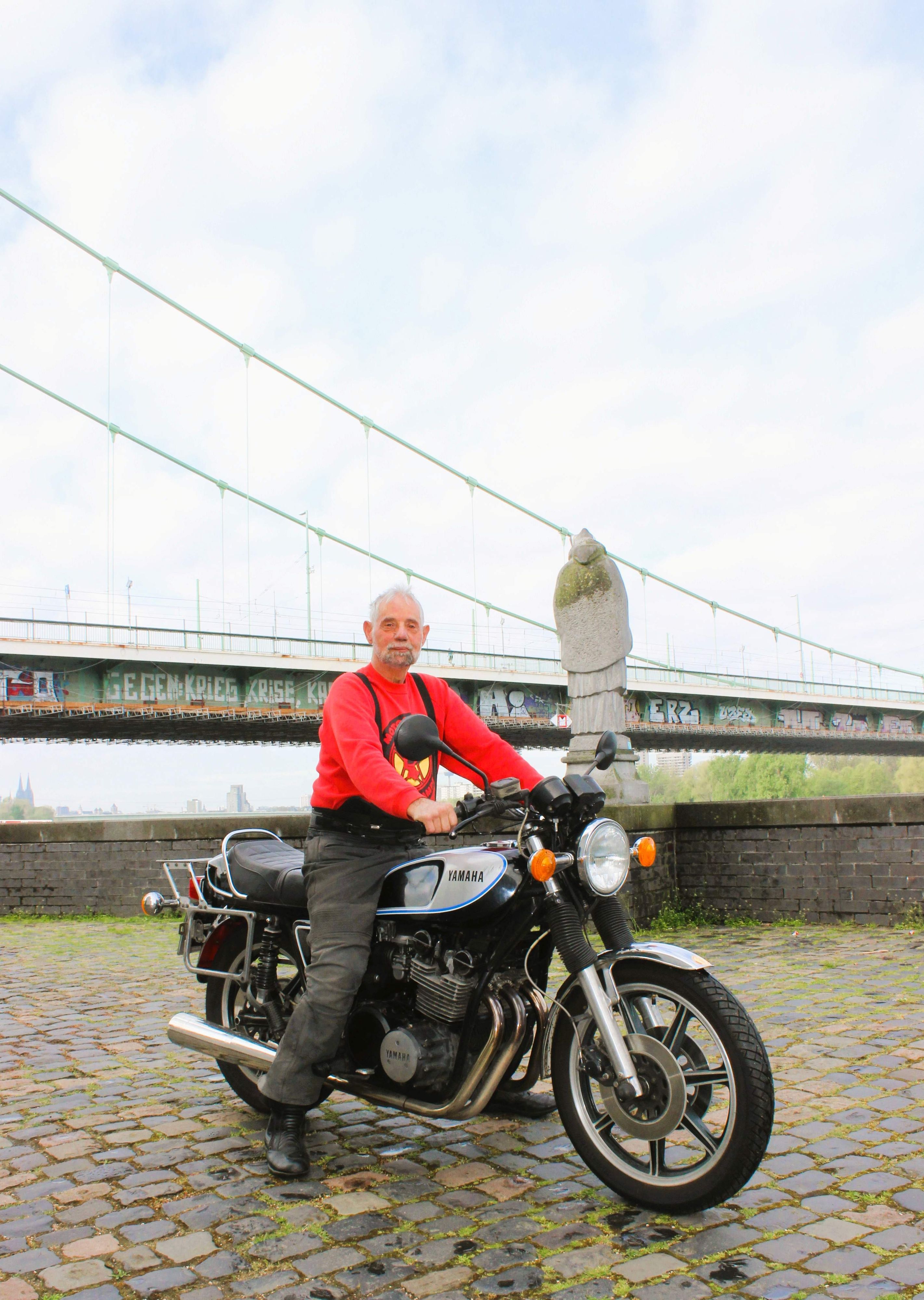 Werner Schmitz sitzt auf seiner Yamaha.