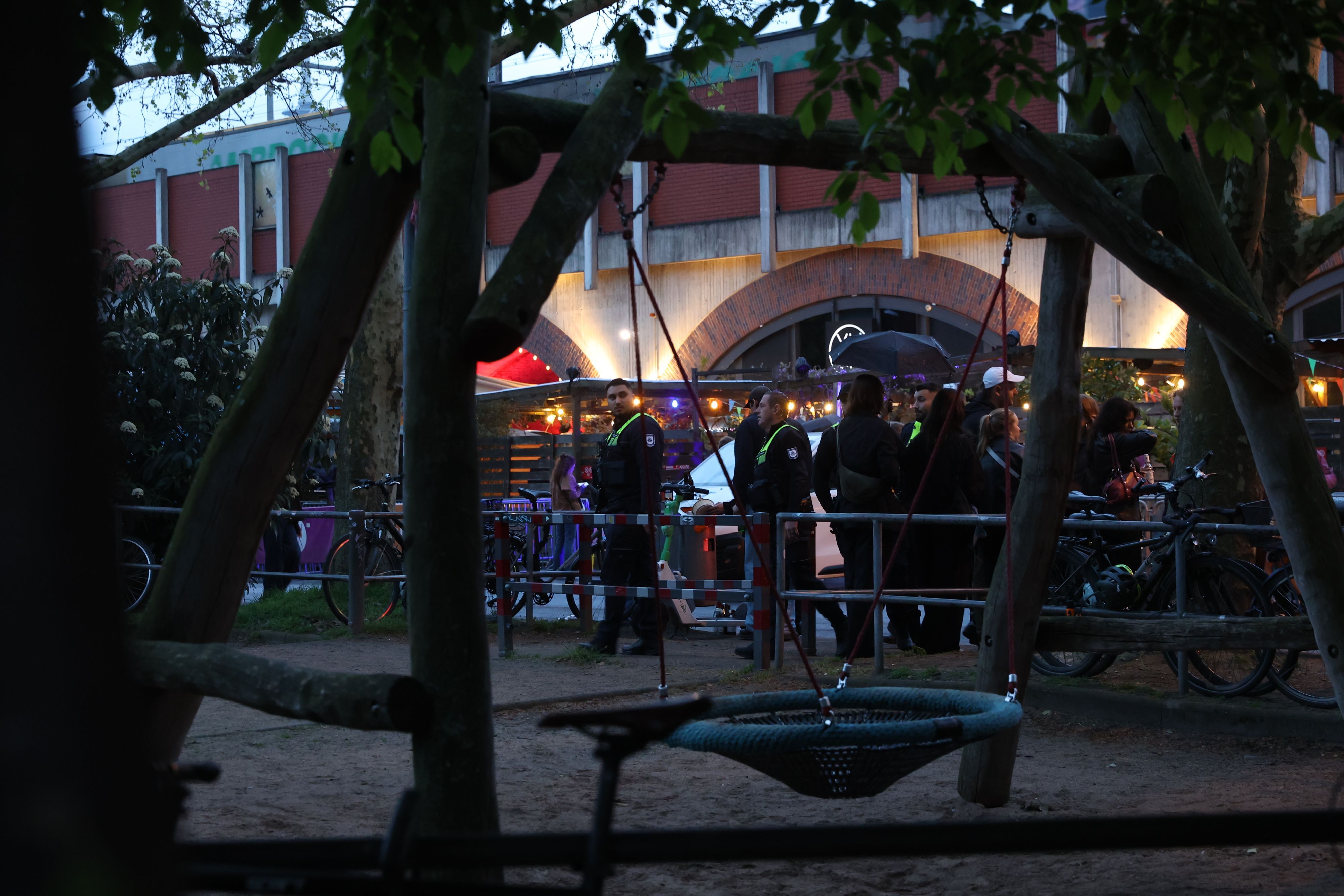 Während auf der Venloer Straße das Straßenfest der c/o pop die Menschen anzieht, patrouillieren Mitarbeiter des Ordnungsamtes durch den Park an der Bartholomäus-Schink-Straße.