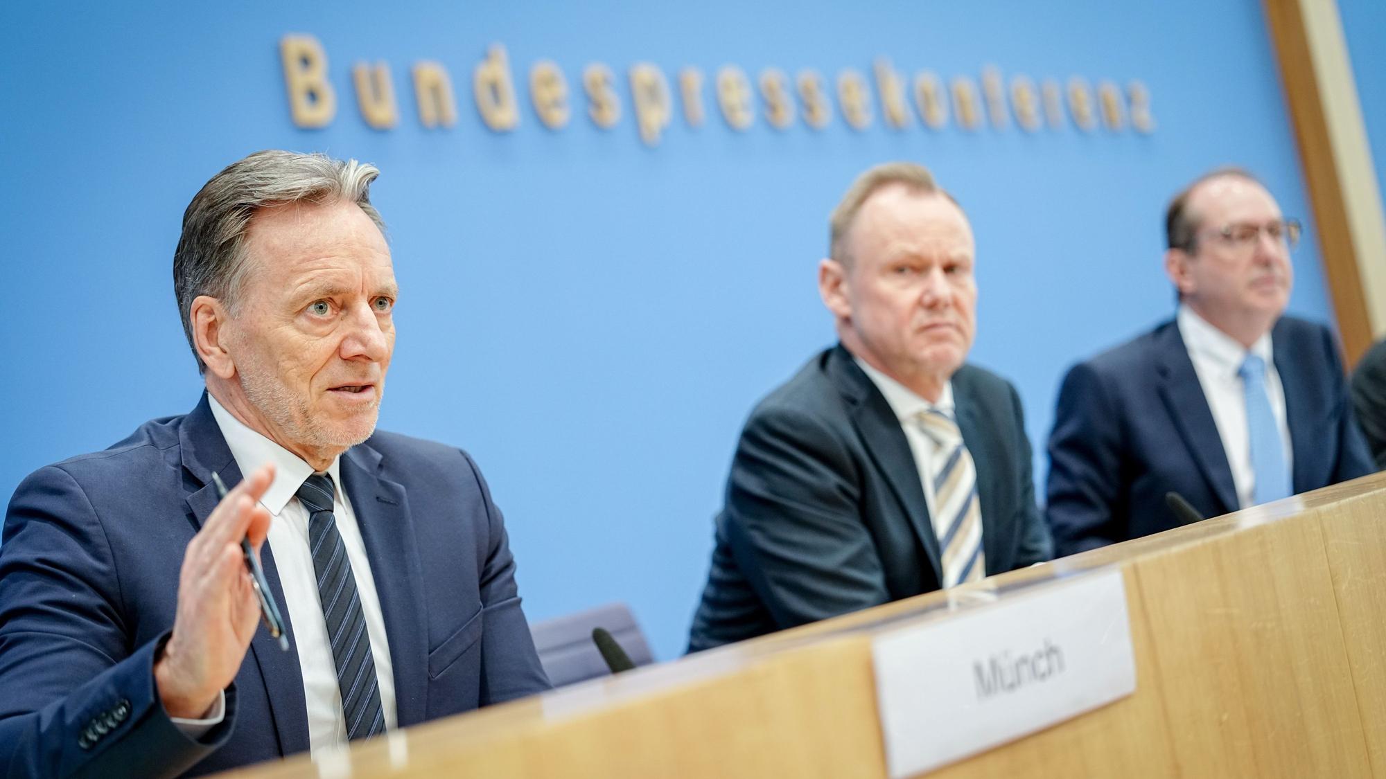 Holger Münch, Präsident des Bundeskriminalamtes (BKA), Andy Grote (SPD), Vorsitzender der Innenministerkonferenz (IMK), und Senator für Inneres und Sport der Stadt Hamburg, und Alexander Dobrindt (CSU), Bundesinnenminister, stellen die Polizeiliche Kriminalstatistik 2025 in der Bundespressekonferenz vor.