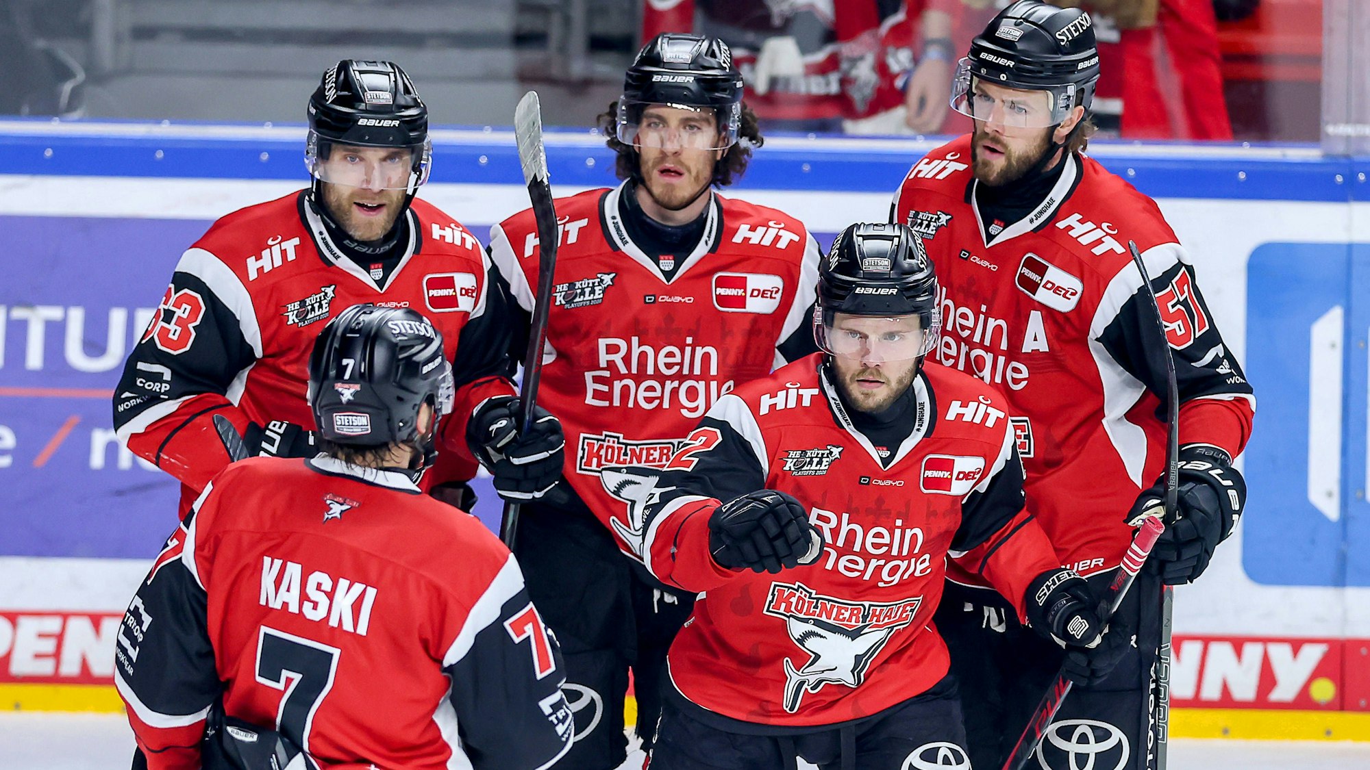 Die Profis der Kölner Haie jubeln über den Anschlusstreffer.