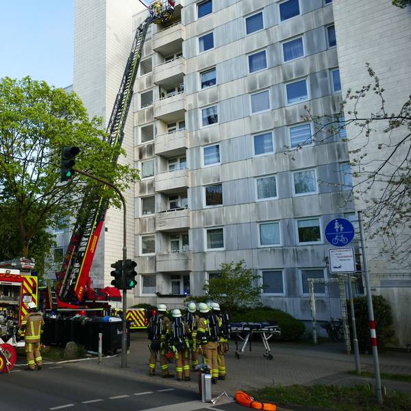 Schon im April hatte das Hochhaus in Meckenheim gebrannt. Damals mussten Personen mit der Drehleiter gerettet werden.
