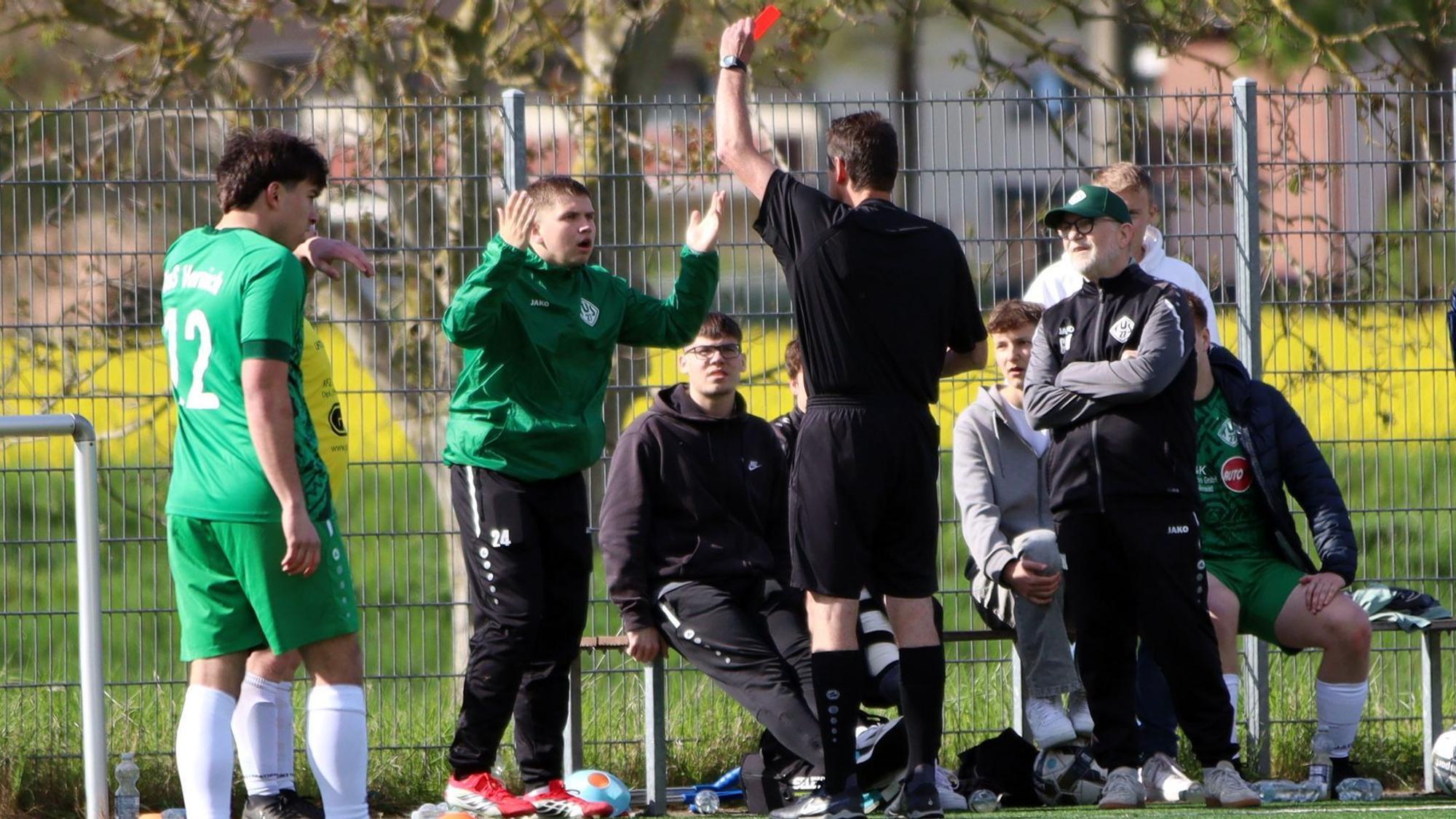 Das Bild zeigt den Moment, in dem der Schiedsrichter dem Vernicher die Rote Karte zeigt.