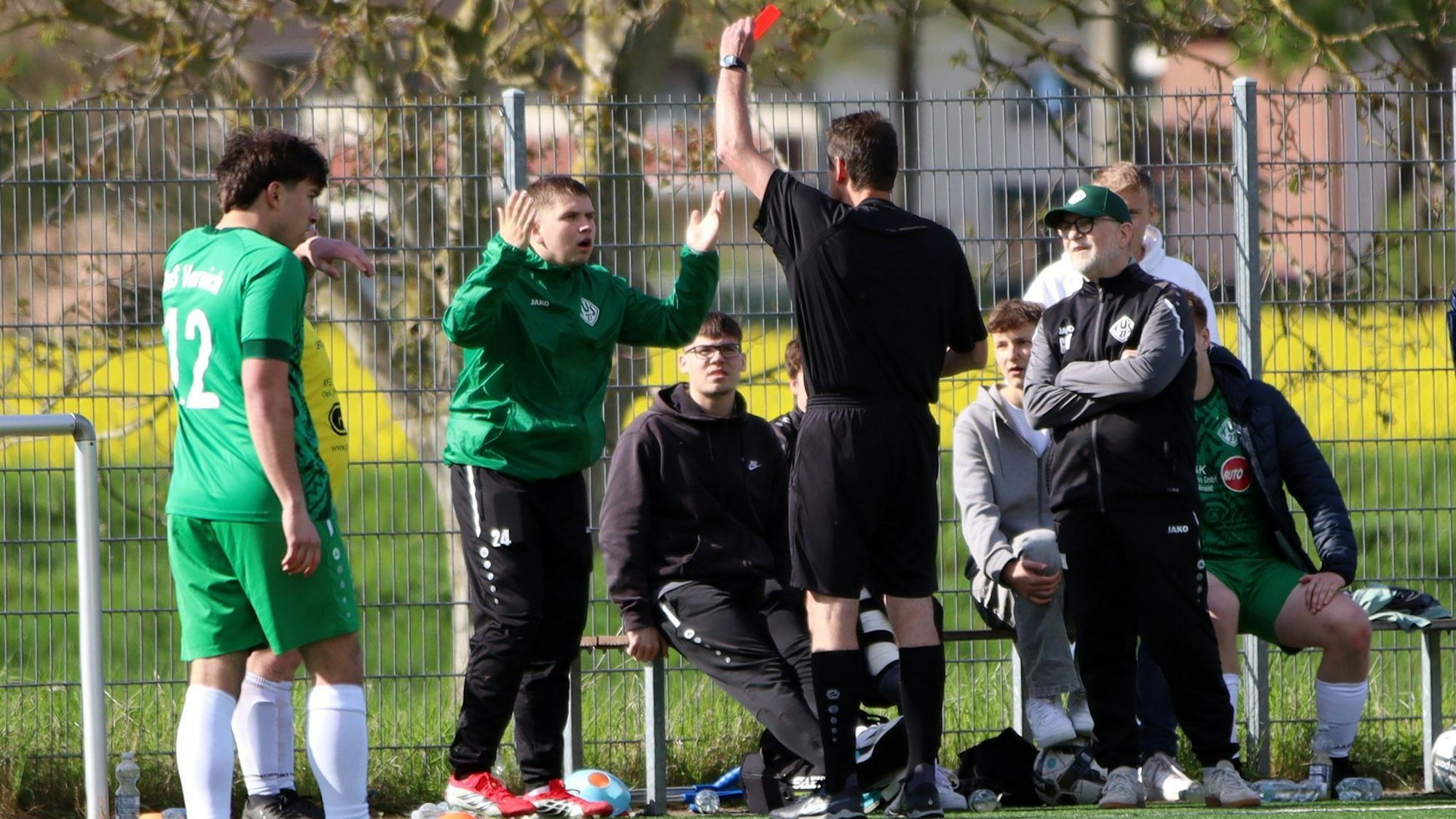 Das Bild zeigt den Moment, in dem der Schiedsrichter dem Vernicher die Rote Karte zeigt.