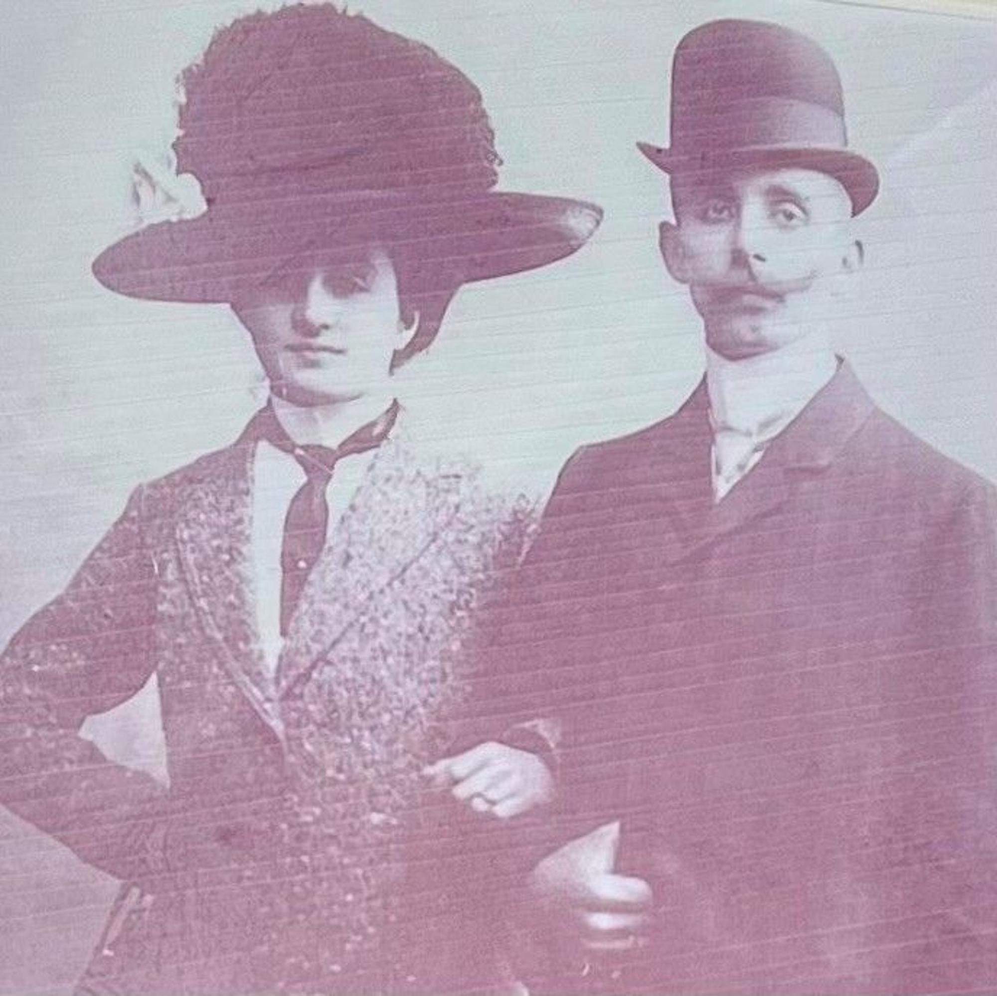 Ein Schwarz-Weiß-Foto zeigt ein Paar, beide tragen Hüte im Stil des ausgehenden 19. Jahrhunderts.
