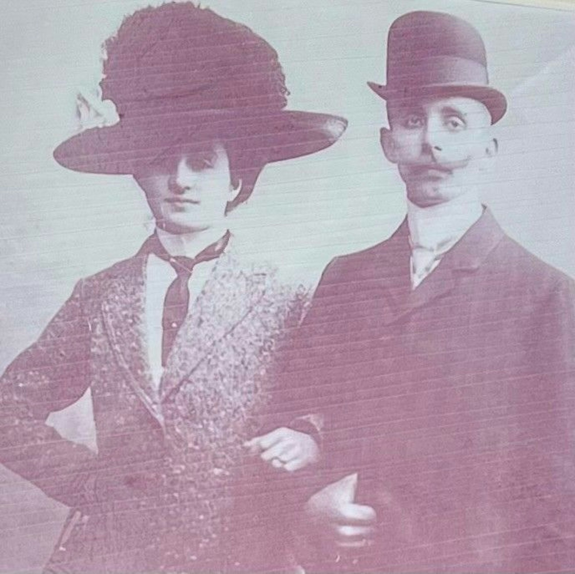 Ein Schwarz-Weiß-Foto zeigt ein Paar, beide tragen Hüte im Stil des ausgehenden 19. Jahrhunderts.