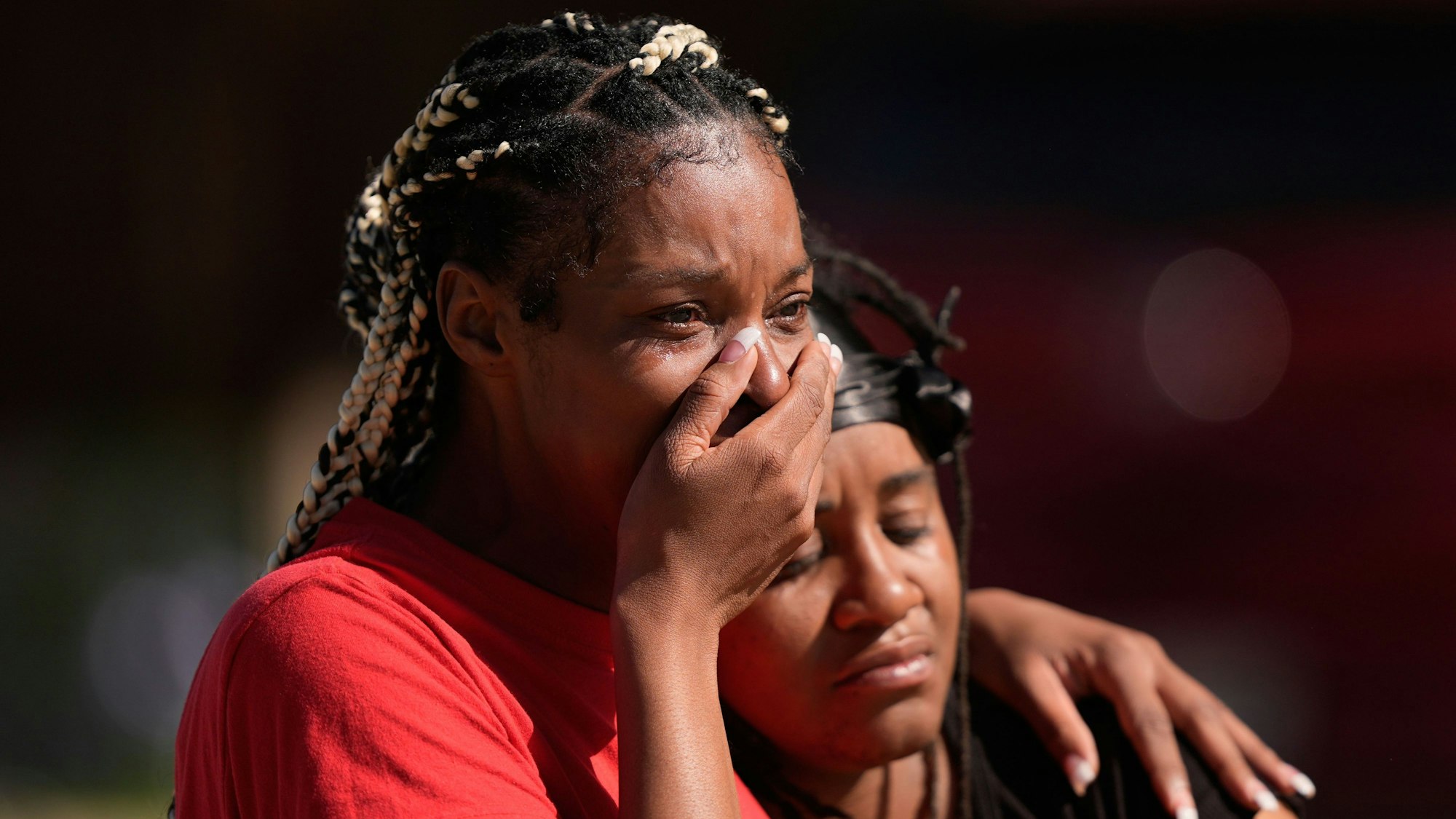 Trauernde Menschen trösten einander vor dem Schauplatz einer Massenerschießung in Shreveport, bei der nach Polizeiangaben acht Kinder starben.