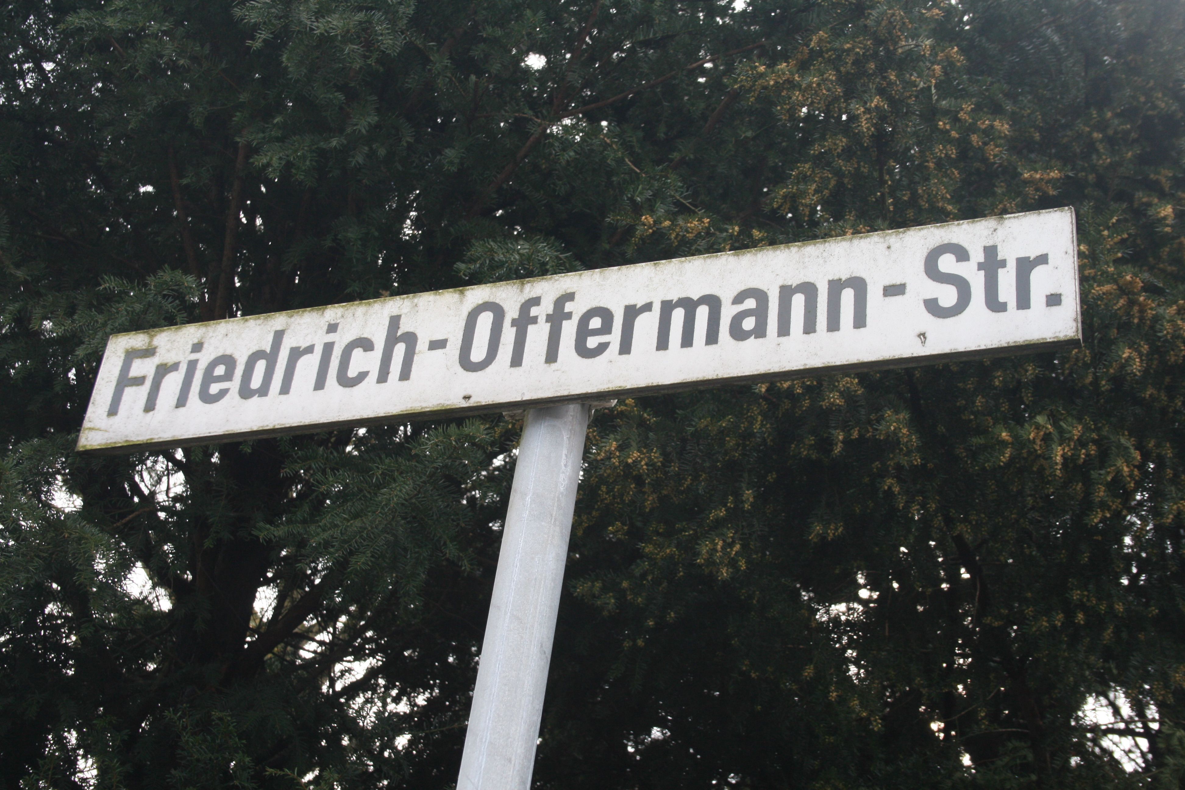 ein Straßenschild wiest auf die Friedrich-Offermann-Straße hin.