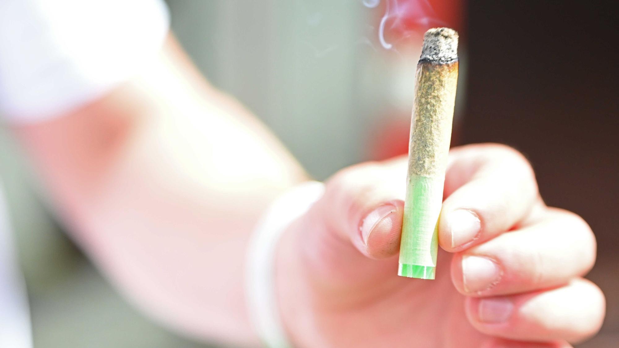 Ein Mann hält einen Joint. Der Cannabis-Konsum ist seit 2024 in Deutschland nicht mehr strafbar. (Symbolbild)