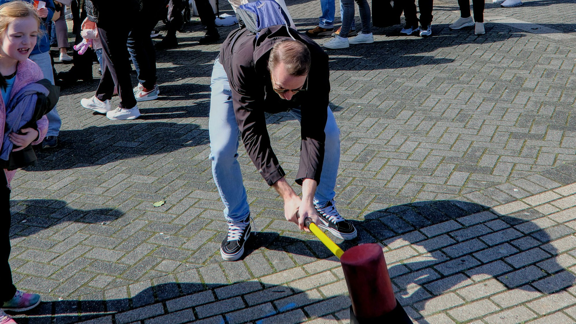 Ein Mann haut mit einem Hammer auf eine Plattform.